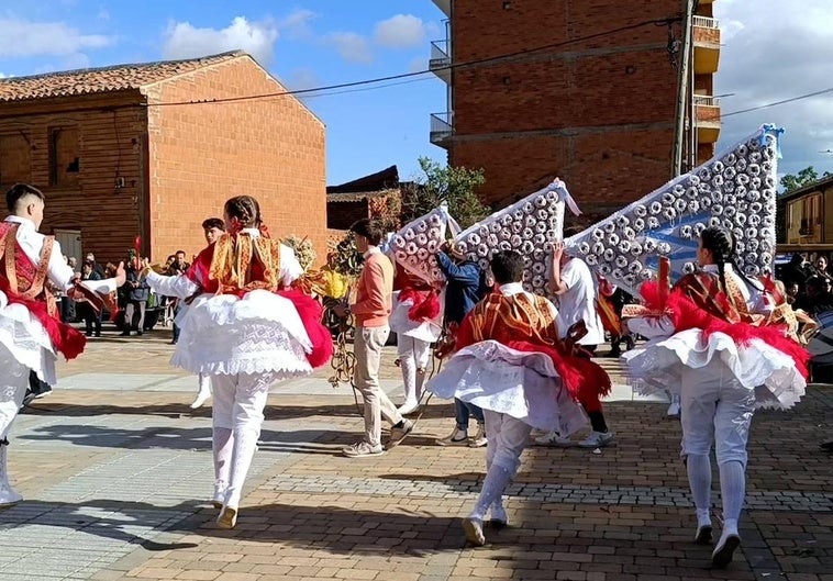 Danzantes en Laguna de Negrillos