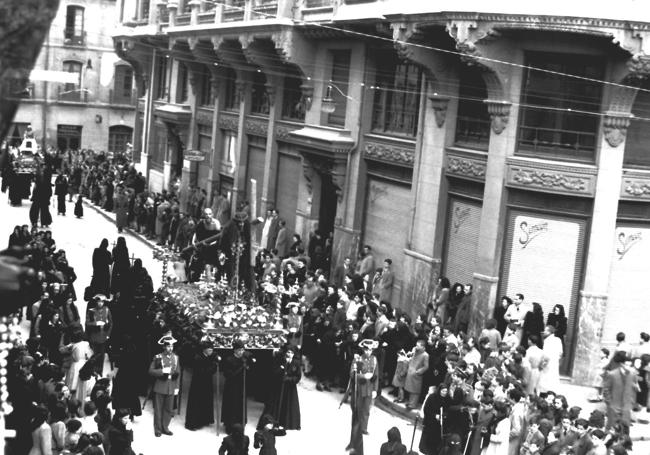 Calle Legión VII durante la procesión de Viernes Santo.