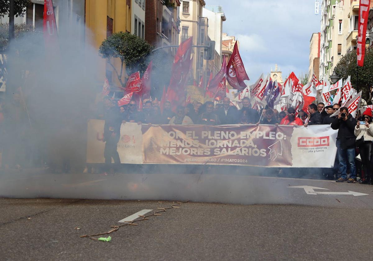 Imagen principal - León reivindica el pleno empleo en un Primero de Mayo para «defender la democracia»