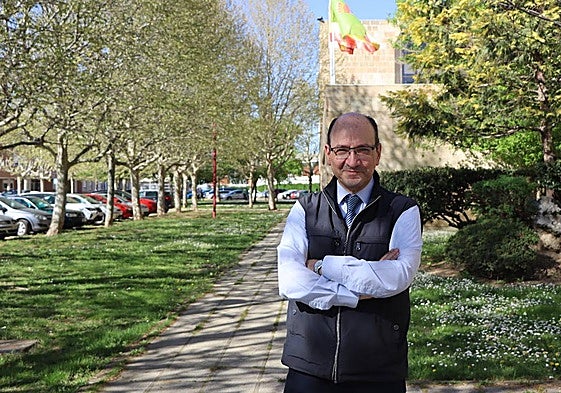 Juan José Fernández a las puertas de la Facultad de Derecho de León.