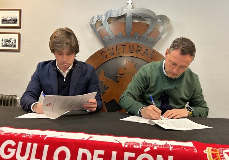 Jose Manzanera, director deportivo y Raúl Llona, entrenador, durante la firma del contrato con la Cultural.