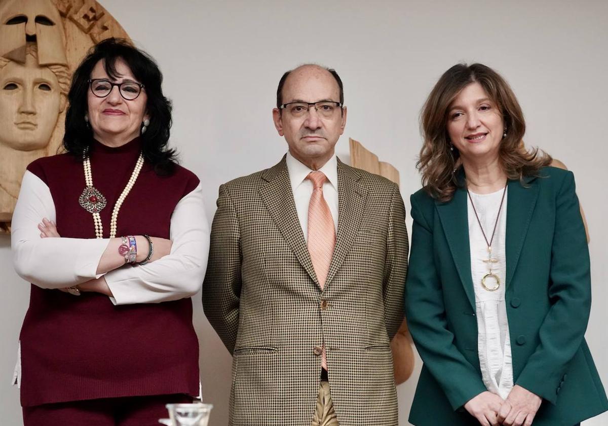 Los tres candidatos al Rectorado de la Universidad de León, Nuria González (D), Teresa Mata (I) y Juan José Fernández (C), celebran un debate.