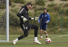 Andrés Prieto, portero de la Deportiva, en un entrenamiento durante esta semana.