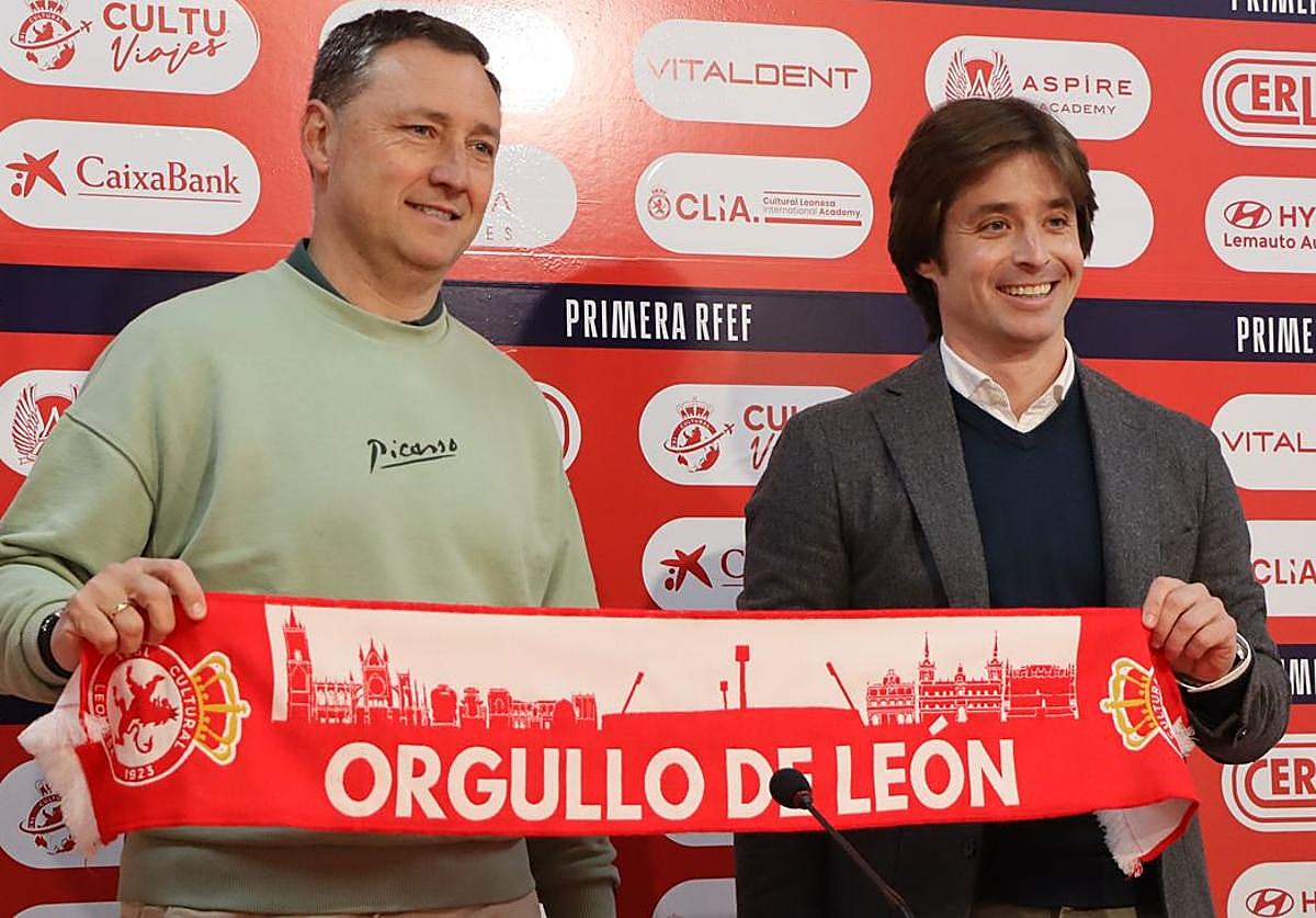 Raúl Llona posa junto al director deportivo de la Cultural, José Manzanera.