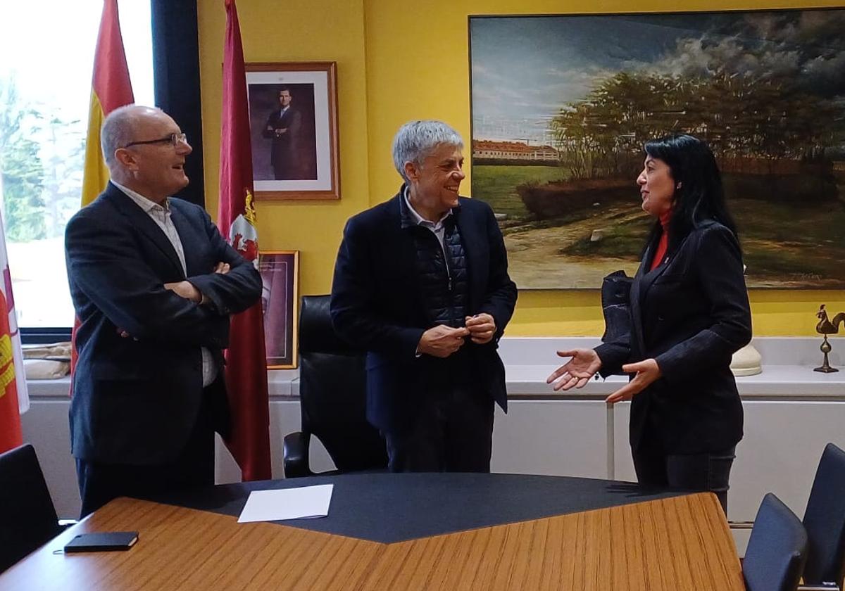 El delegado territorial de la Junta, Eduardo Diego, mantuvo un encuentro con la alcaldesa de San Andrés, Ana Fernández Caurel.