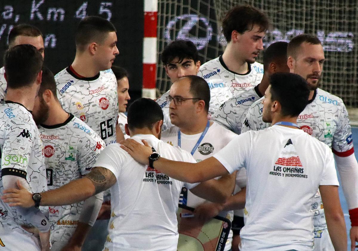 Jugadores del Abanca Ademar junto a su entrenador, Dani Gordo.