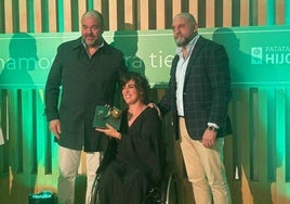 Los CEOs Carlos y José Gómez entregan el premio a Estefanía Trobajo.