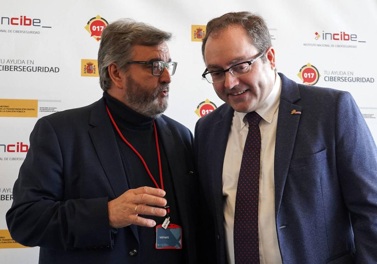 El director del Incibe, Félix Barrio y el Maestro Internacional de Ajedrez, Marcelino Sión.