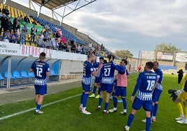 Los jugadores blanquiazules celebran la victoria con su afición