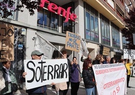 Portesta de la plataforma del soterramiento de San Andrés frente a la sede de Renfe.