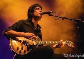 Mario Álvarez González, reconocido artista leonés, tocando su guitarra Gibson Les Paul 1983.