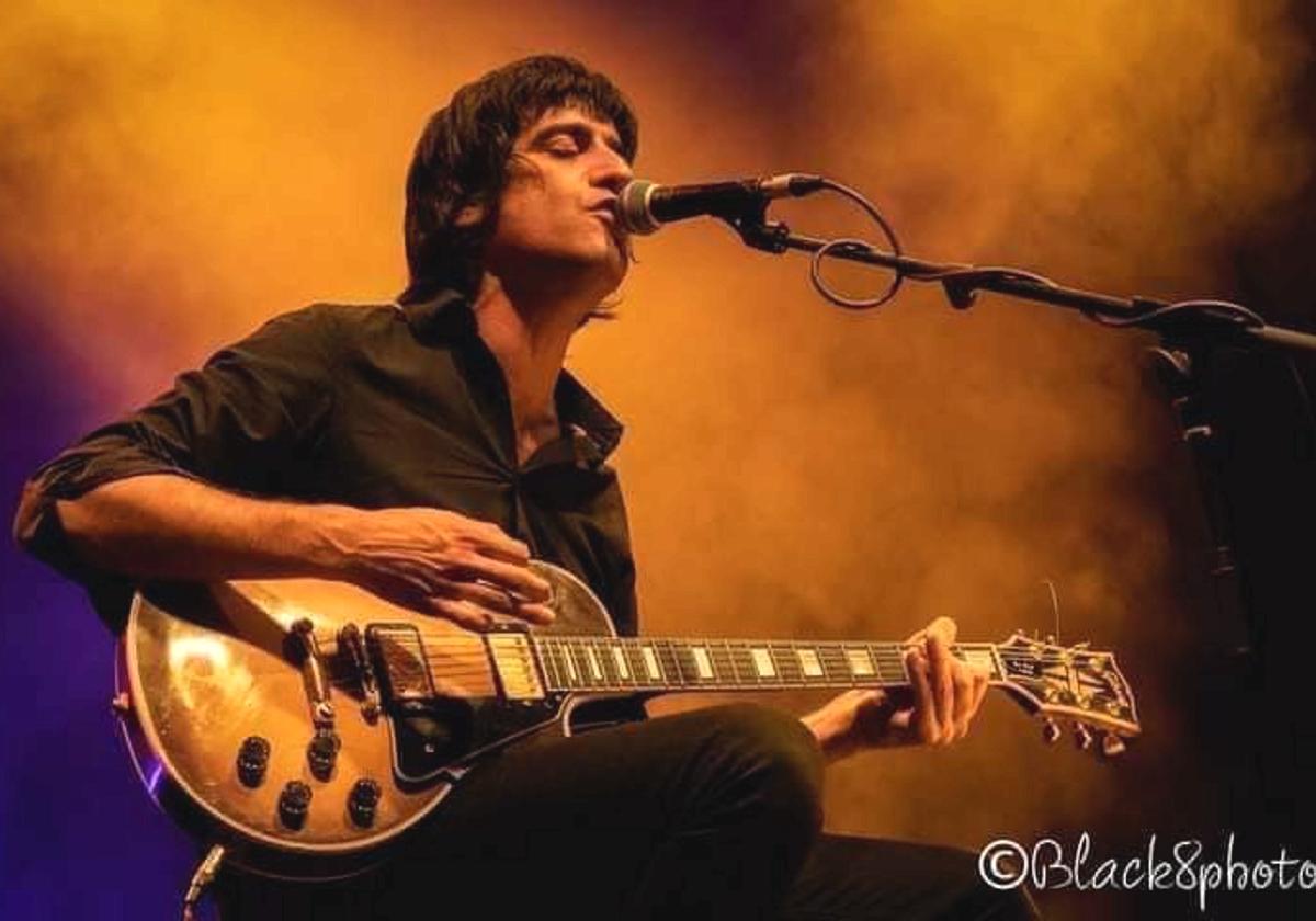 Mario Álvarez González, reconocido artista leonés, tocando su guitarra Gibson Les Paul 1983.