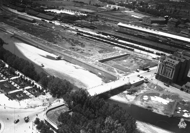 Estación del ferrocarril. 1959. Casa don Valentín y Calle Sancho el Gordo y puente de los leones.