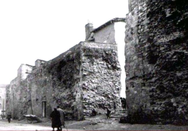 Puerta de San Albito yüzyılın başında ve 1911'de küplerin yıkılmasından sonra.