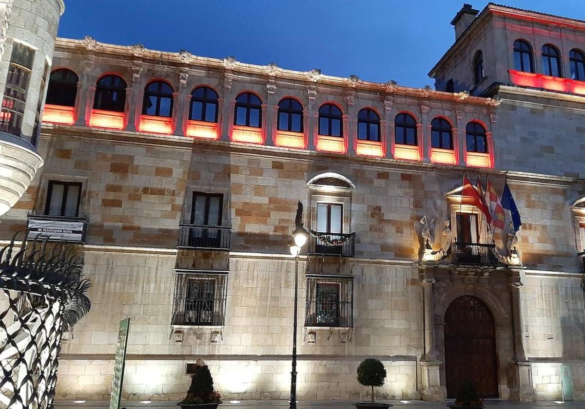 El Palacio de los Guzmanes, sede de la Diputación de León, teñido de rojo.