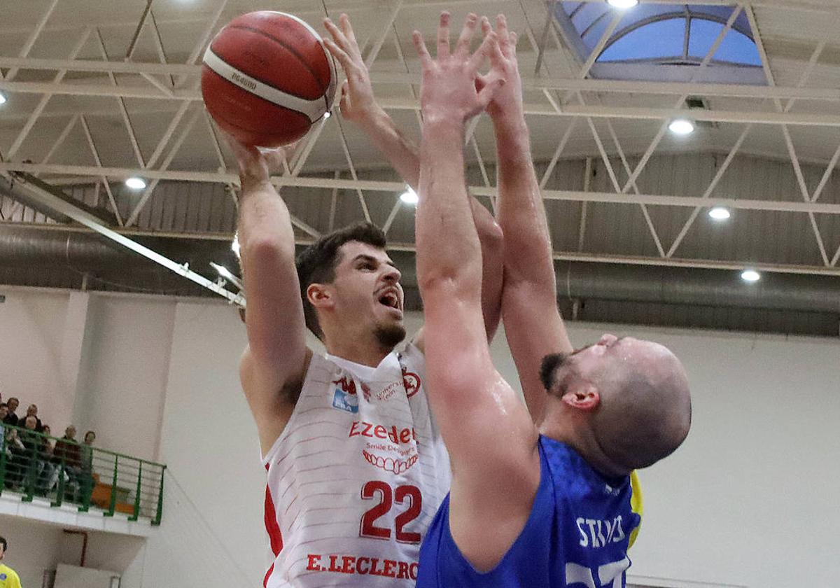 Óscar González, en un partido con la Cultural.