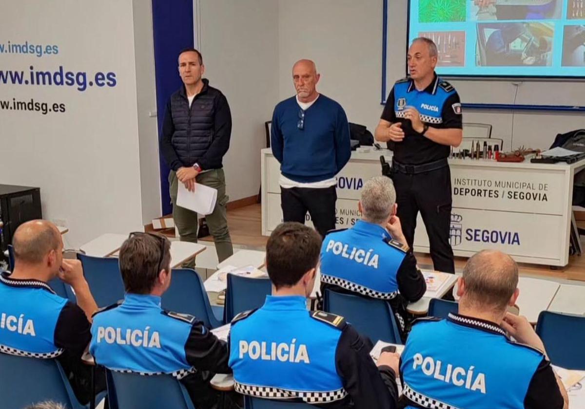 Los agentes de la Policía Local de León Rubén Santos y José M. Fidalgo durante el curso impartido a la Políca Local de Segovia.