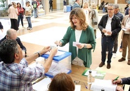 La nueva rectora de la Universidad de León, Nuria González, deposita su voto.