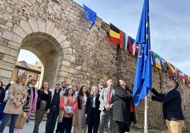 Izado de la bandera de Europa en la calle Carreras.