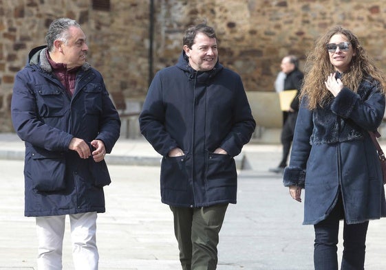 José Luis Nieto junto a Alfonso Fernández Mañueco y Ester Muñoz.