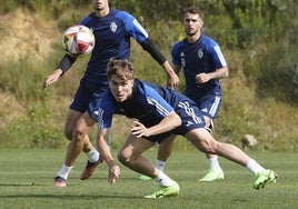 Cerdá remata un balón en un entrenamiento de la Ponferradina.