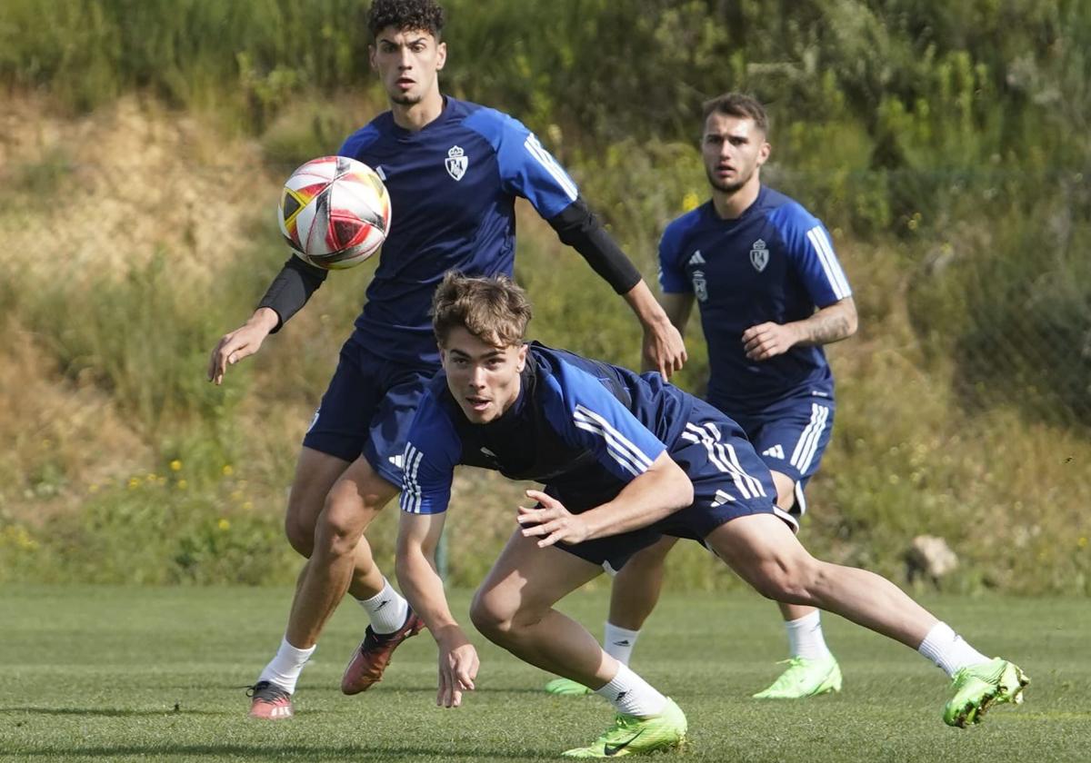 Cerdá remata un balón en un entrenamiento de la Ponferradina.