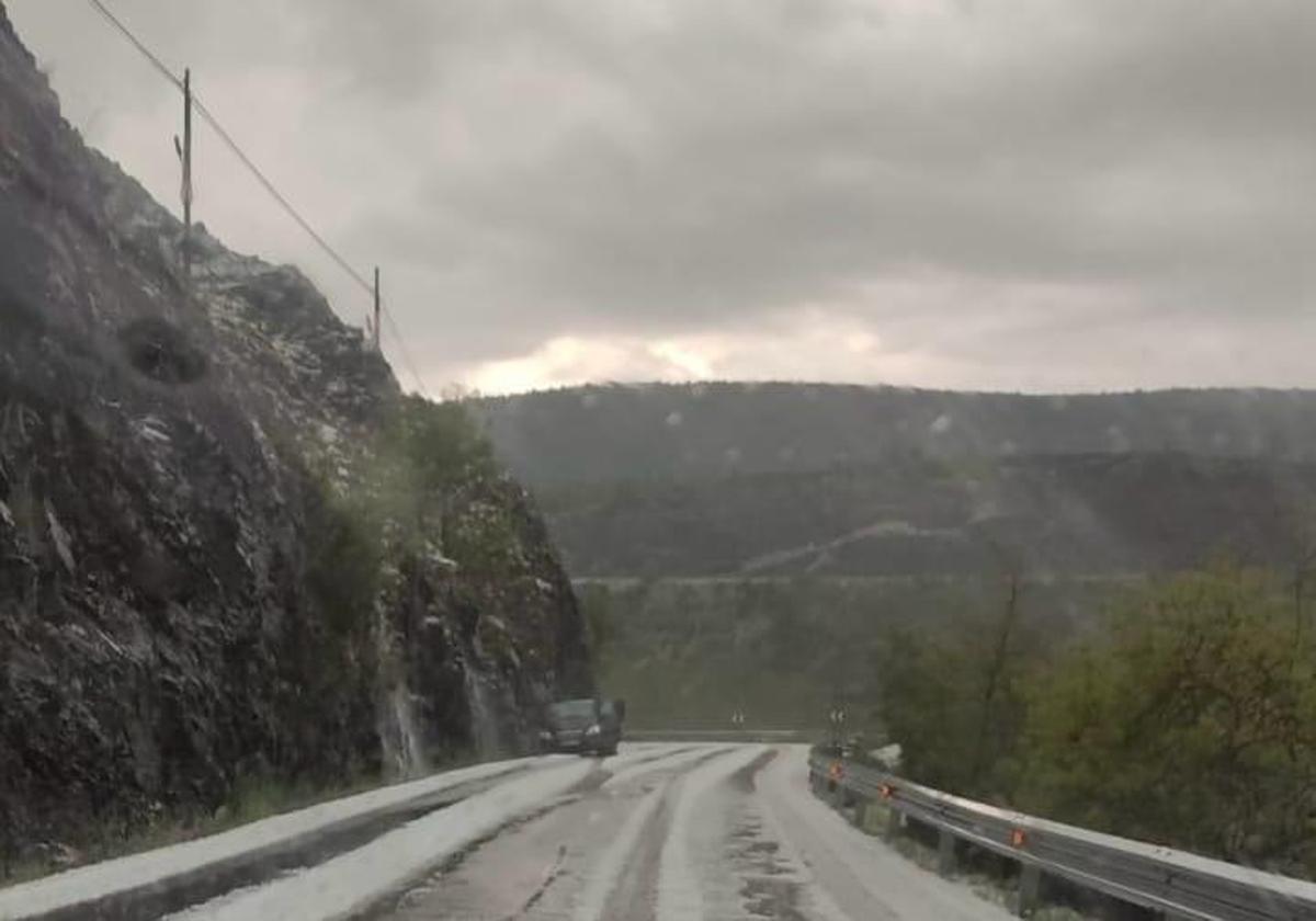 Imagen de una de las carreteras de la montaña de León.