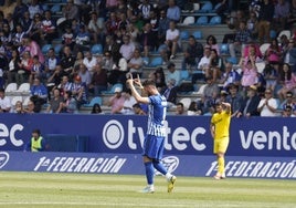 Borja Valle celebra uno de los goles que anotó