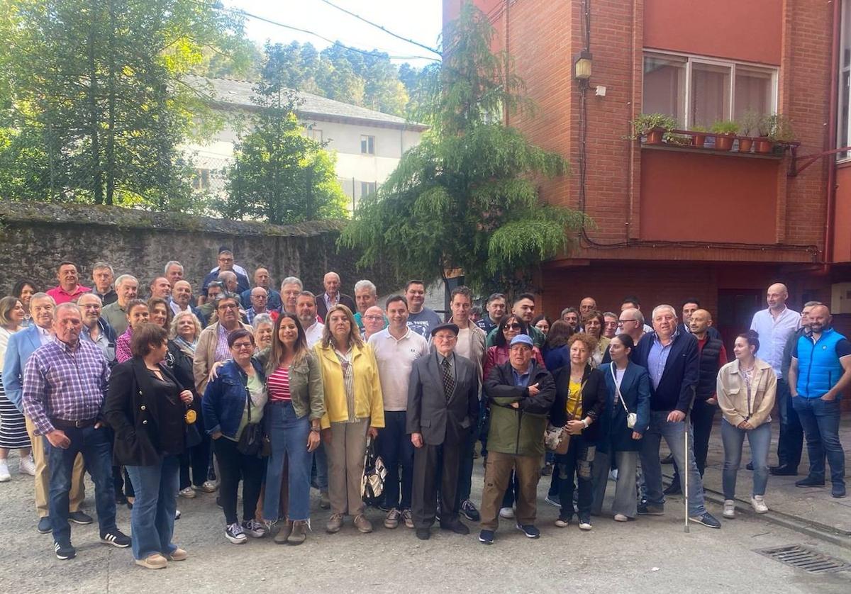 Mario Rivas con la militancia socialista del valle.