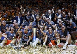 Las jugadoras de Valencia Basket celebran el título de Liga Endesa.