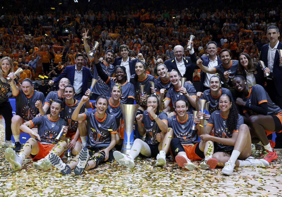 Las jugadoras de Valencia Basket celebran el título de Liga Endesa.