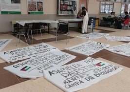 Imagen de las pancartas en la Universidad de León.