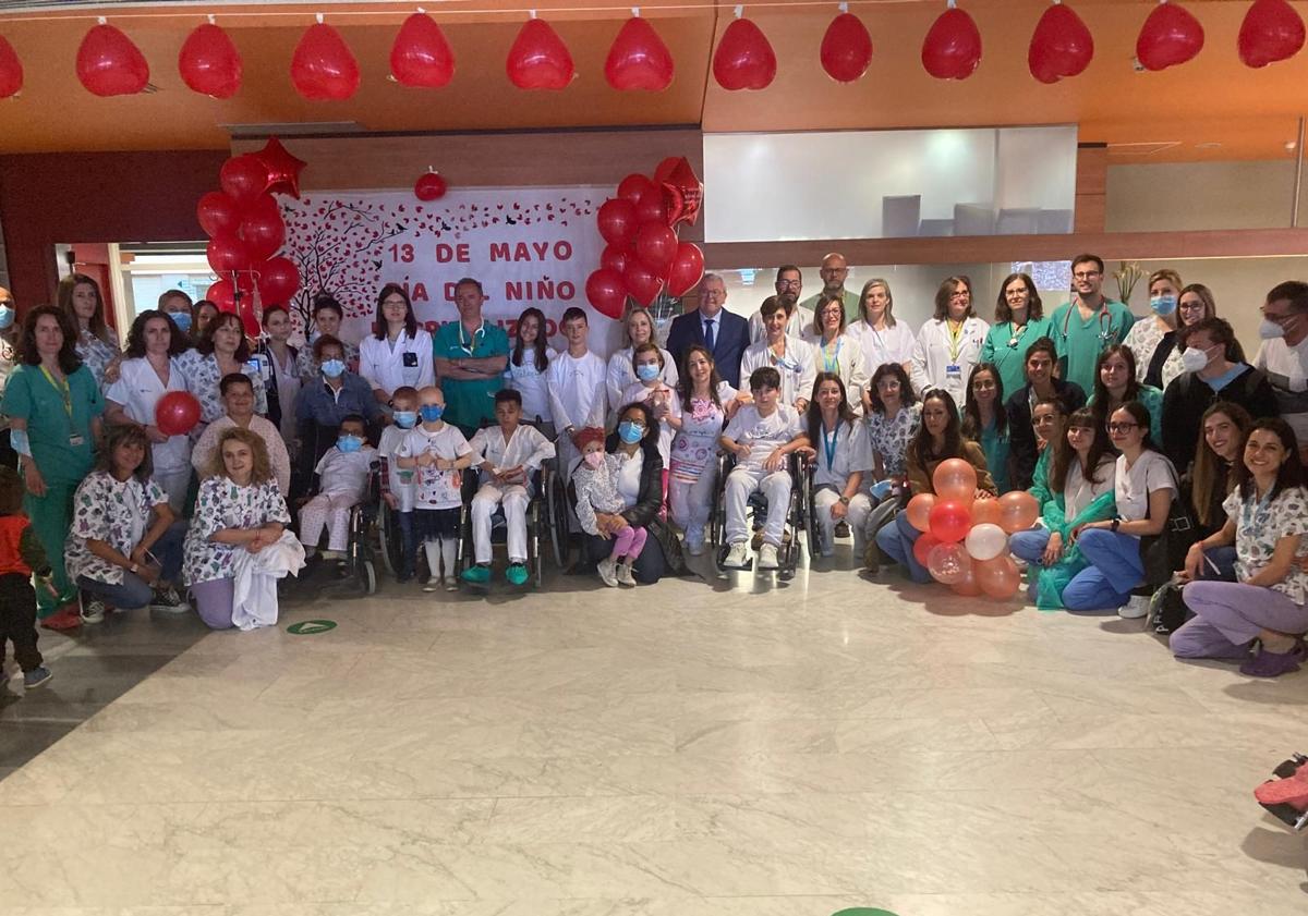 Imagen principal - Globos y cuentos para conmemorar el Día del Niño Hospitalizado en León