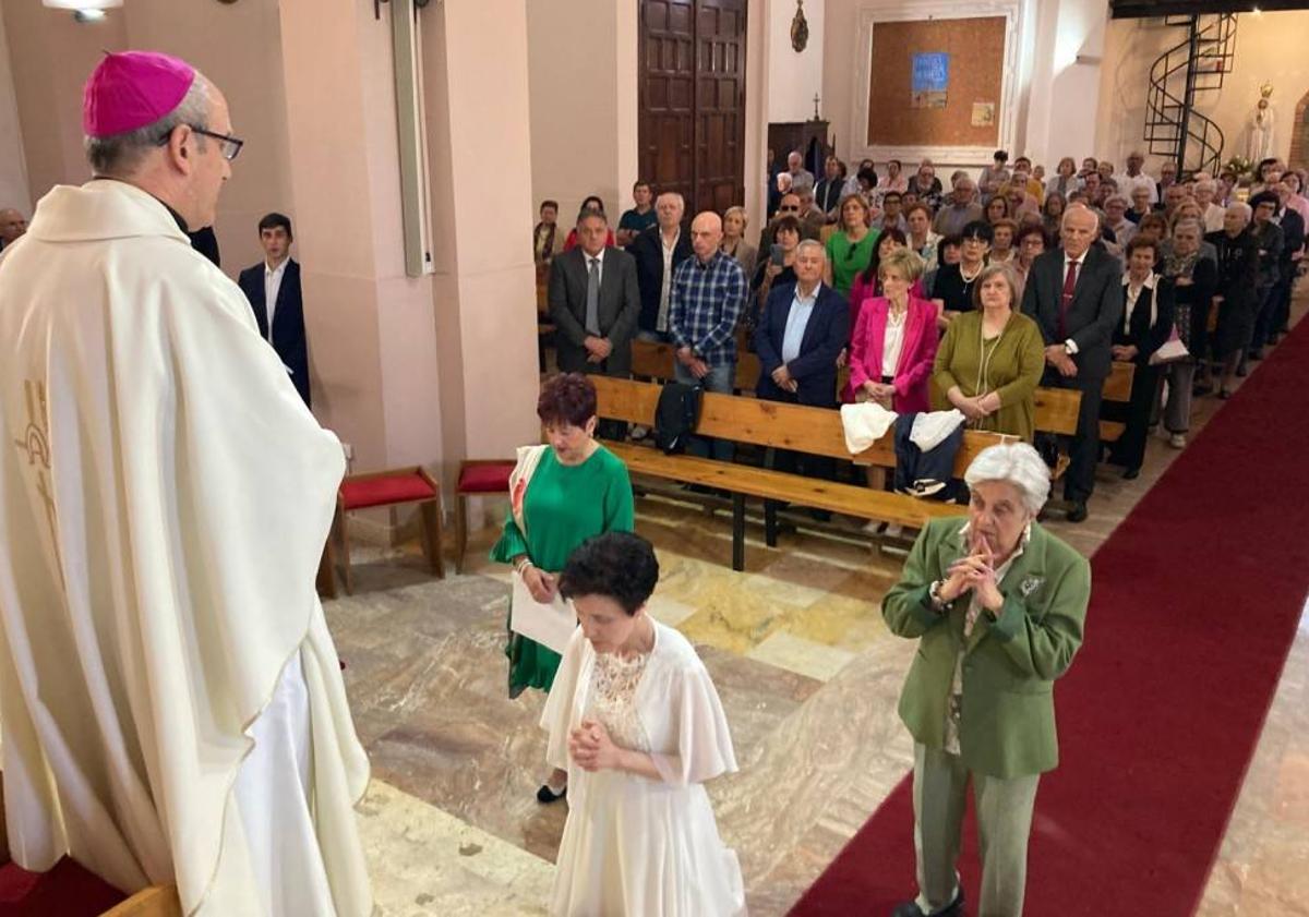 Imagen principal - Anillo y velo para unir a la primera virgen consagrada de Astorga con Jesús