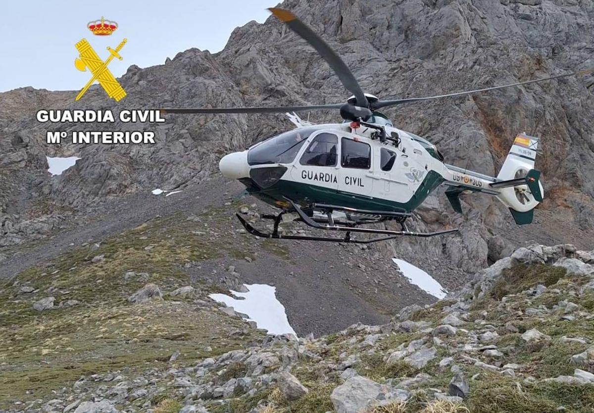 Helicóptero de la Guardia Civil que efectuó el rescate.