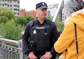 Raúl Pérez, agente de policía, en el puente de los Leones.