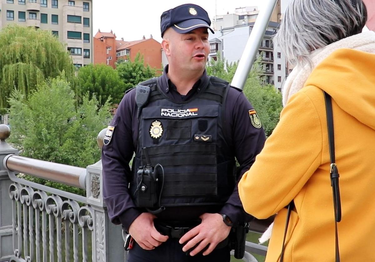 Raúl Pérez, agente de policía, en el puente de los Leones.