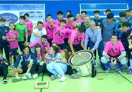 Los jugadores del Trepalio celebran el ascenso.