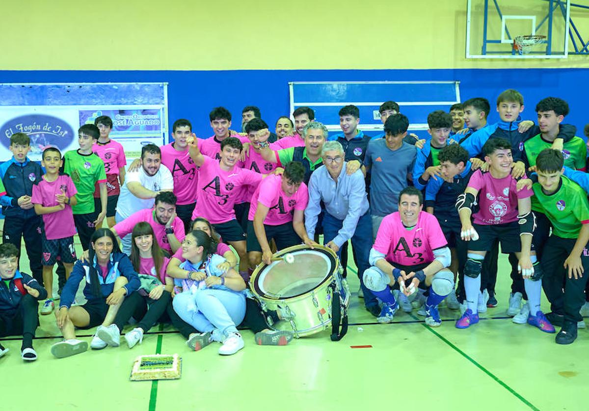 Los jugadores del Trepalio celebran el ascenso.