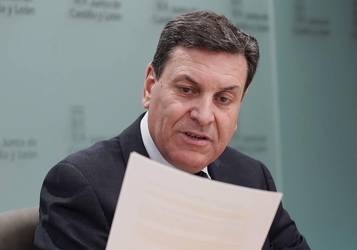 El consejero de Economía y Hacienda y portavoz de la Junta, Carlos Fernández Carriedo, comparece en rueda de prensa posterior al Consejo de Gobierno.