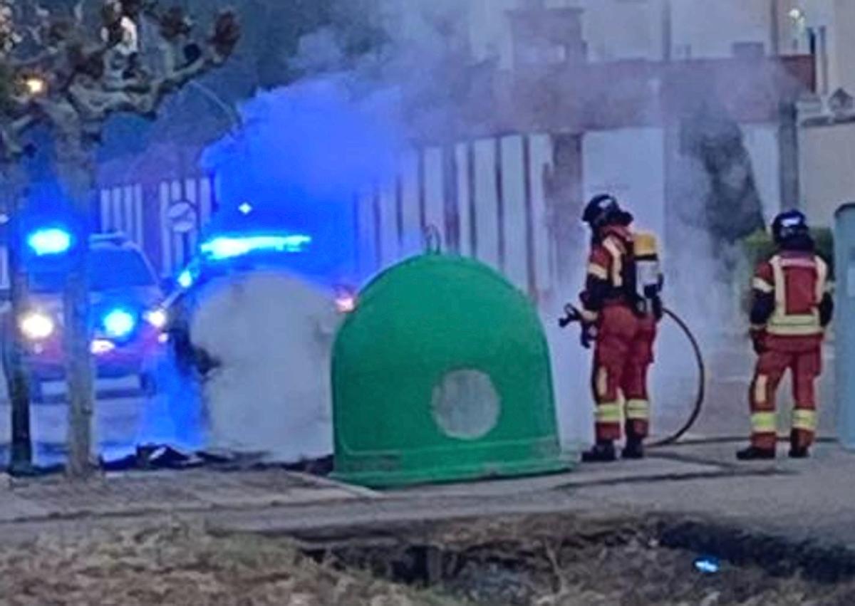 Imagen secundaria 1 - El incendio de dos contenedores en Astorga obliga a intervenir a Policía y Bomberos