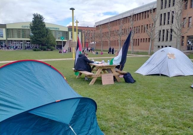 Acampada en el campus de Vegazana.