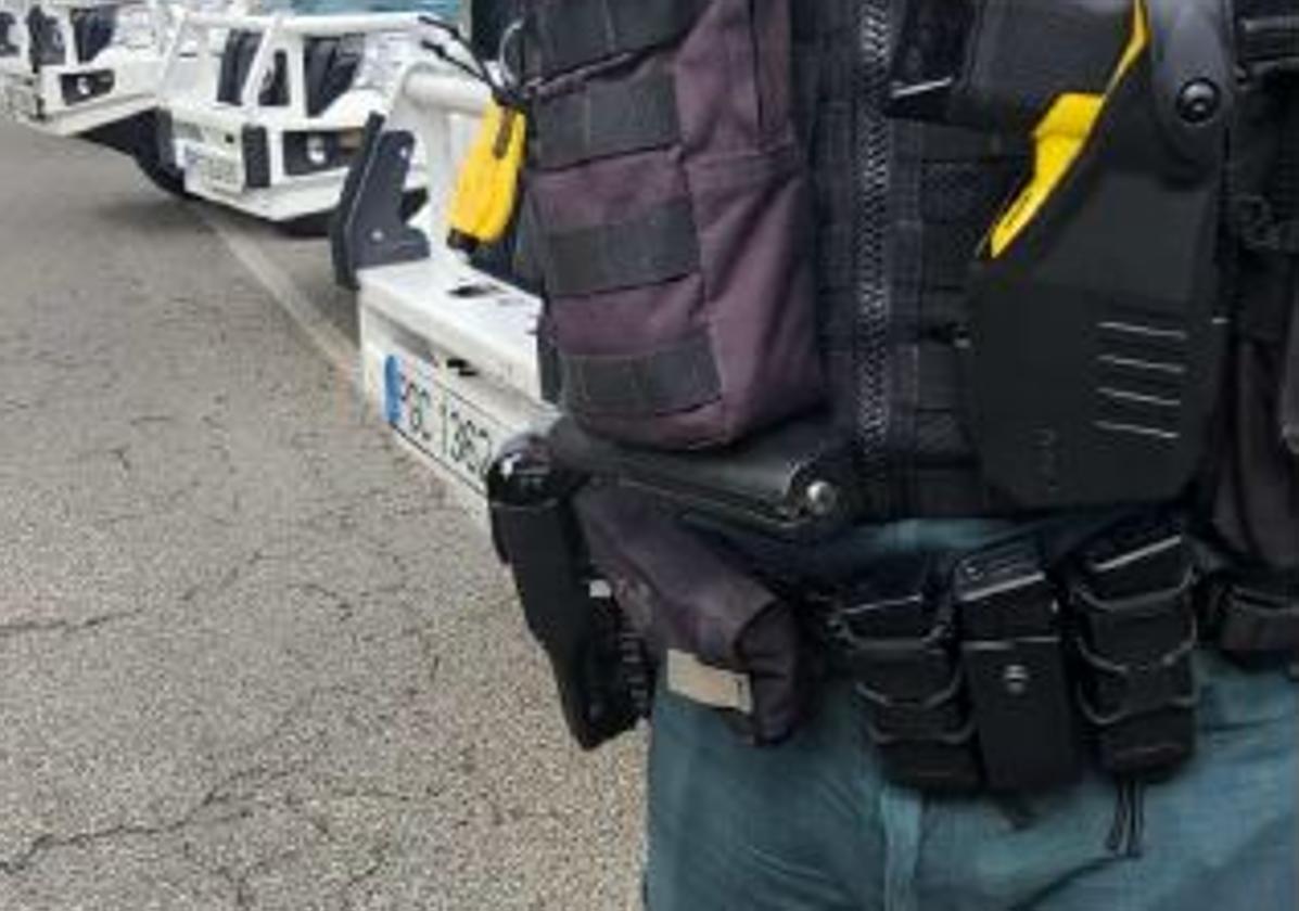 Un agente porta una de estas pistolas eléctricas taser.