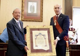 El alcalde de León, José Antonio Diez, preside el acto de entrega del título de Hijo Predilecto de la Ciudad de León al presidente de la Asociación Promonumenta, Marcelino Félix Fernández Ibáñez