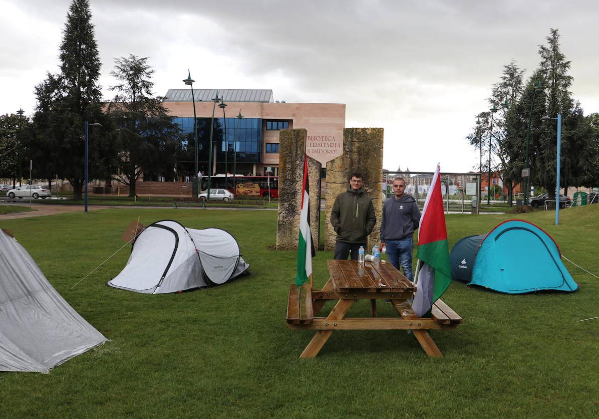 Acampada en el campus de Vegazana.