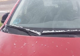 Granizada en un coche aparcado en la ciudad.