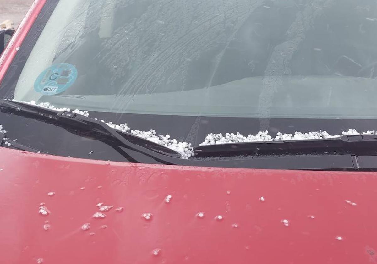 Granizada en un coche aparcado en la ciudad.