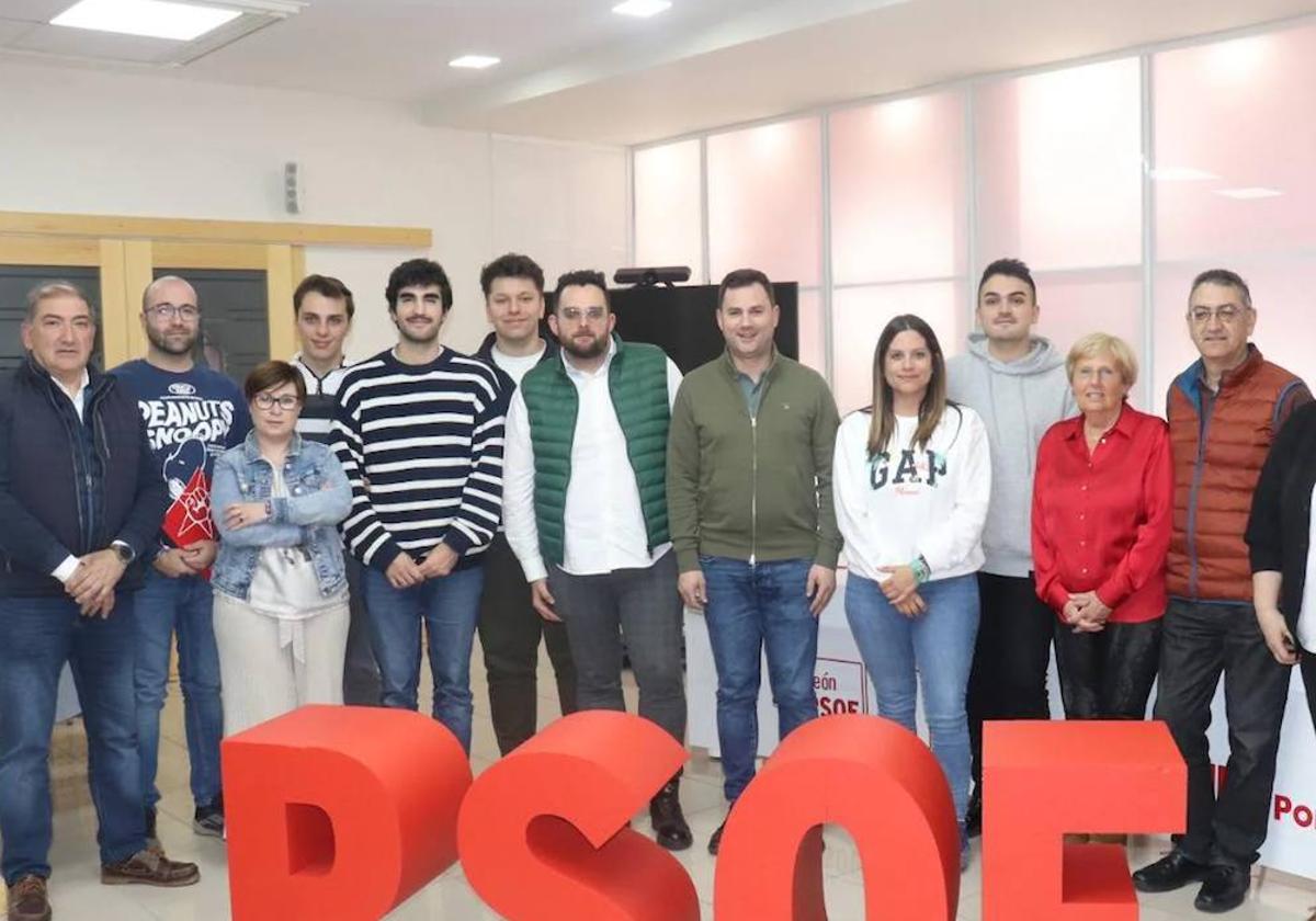 Miembros de las Juventudes Socialistas del PSOE con miembros de PSOE de León.