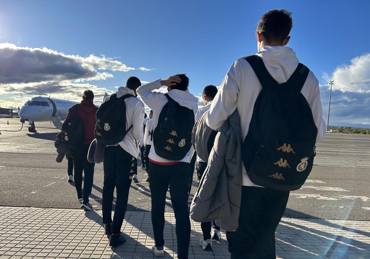 Los jugadores de la Cultural en el aeropuerto de León.