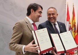 El consejero de Medio Ambiente, Vivienda y Ordenación del Territorio, Juan Carlos Suárez-Quiñones, junto con el presidente de la Diputación de León,Gerardo Álvarez Courel.